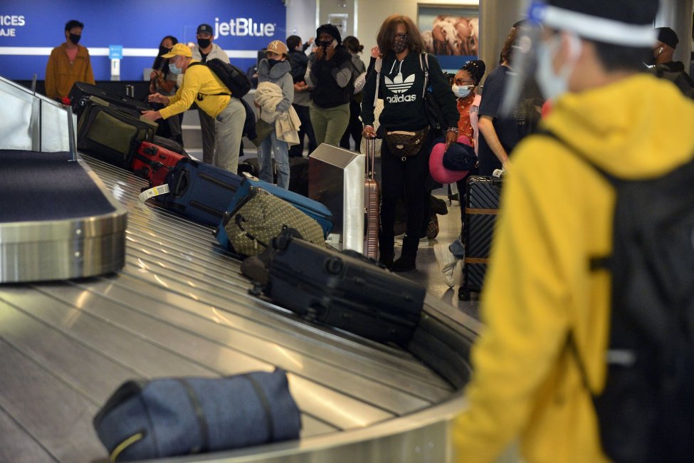 U.S. air travellers top 1.5 million for first time since March 2020