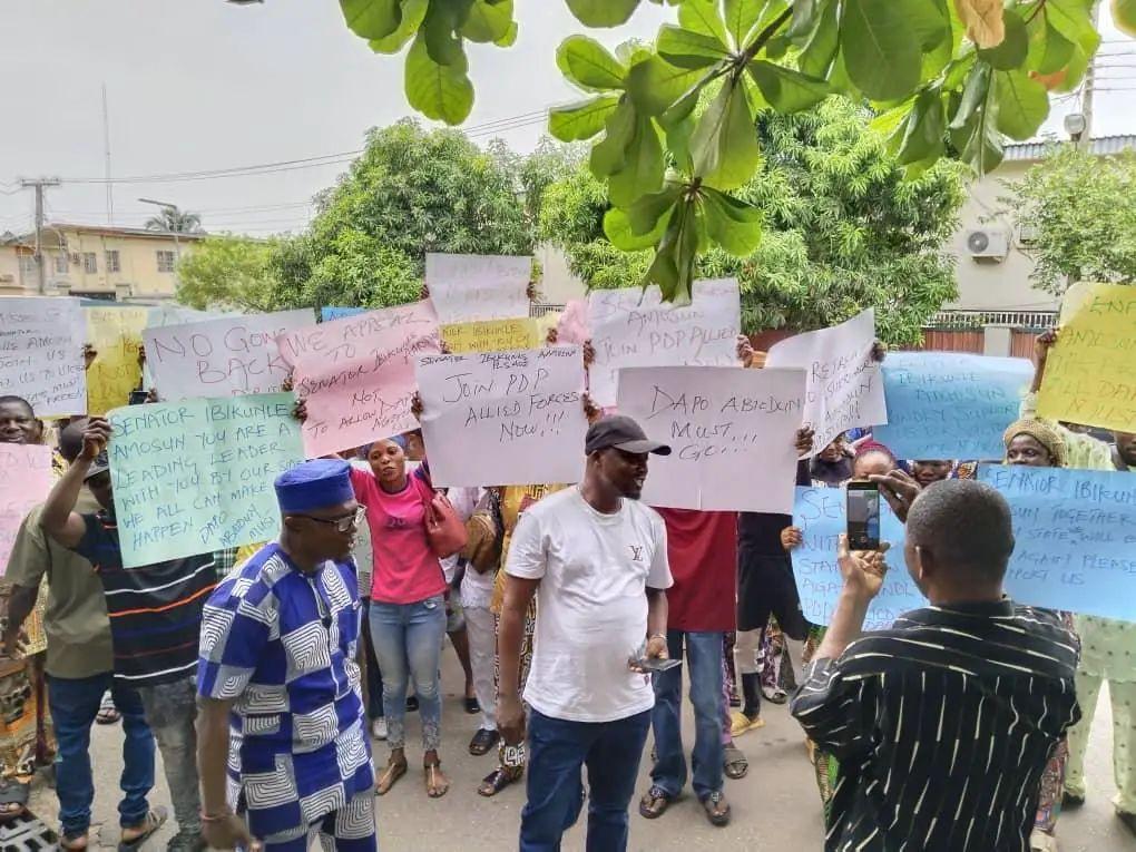 'Abiodun Must Go' Protesters Storm Amosun's Residence For Support