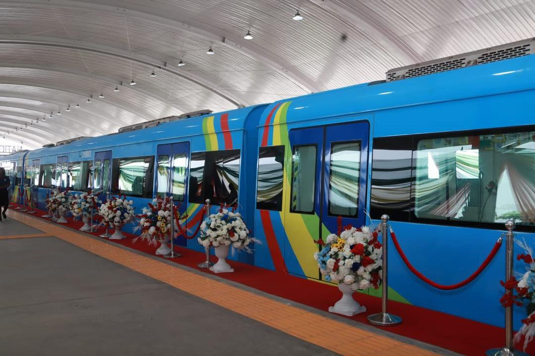 Sanwo-Olu slashes fare as Lagos Blue Line begins operation 