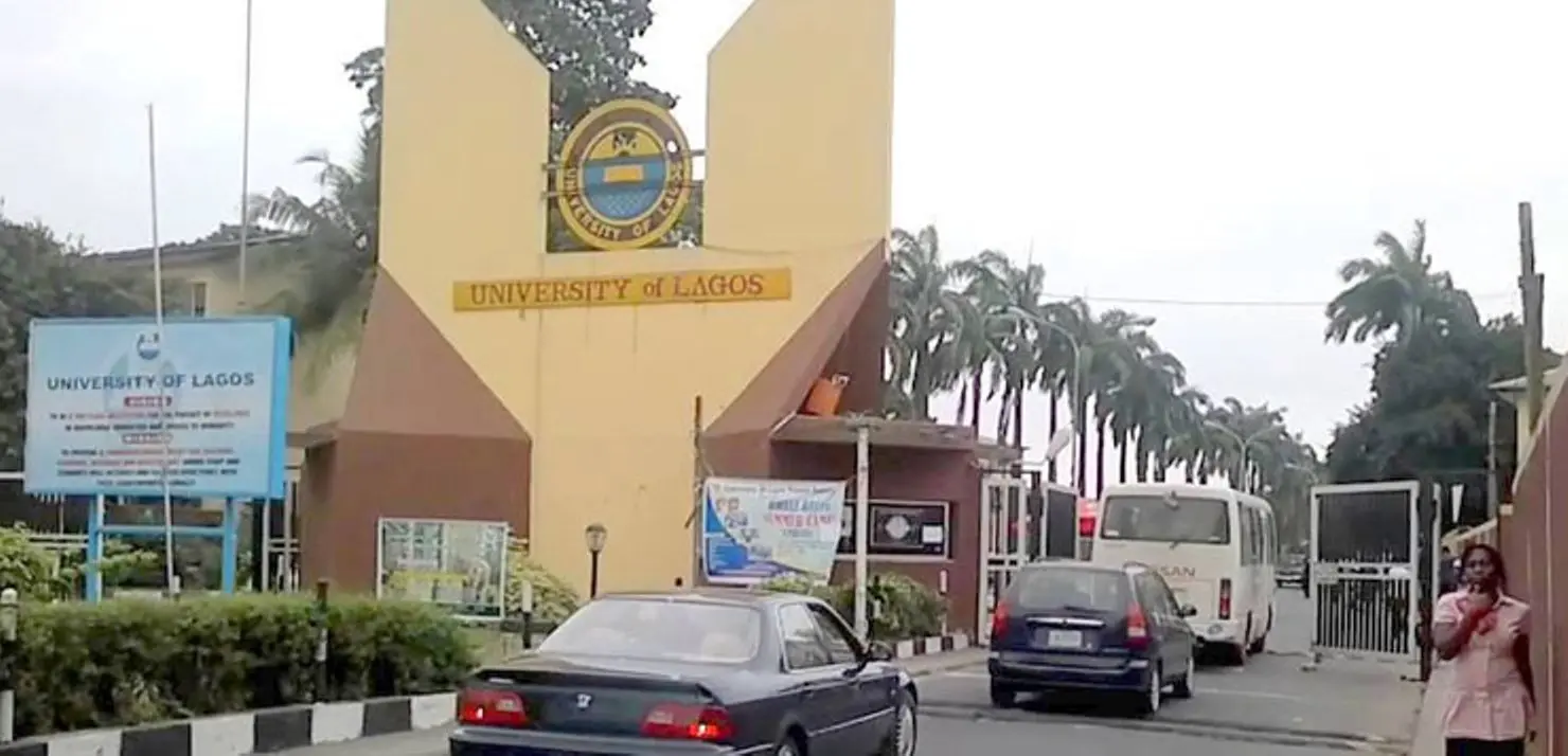 Tuition hike: Policemen take over UNILAG gate, as students protest