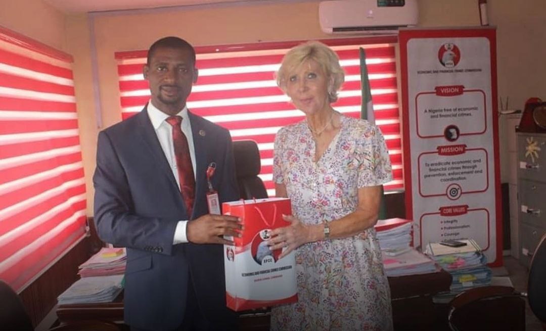 EFCC returns $26,000 to a 70-year-old British woman duped by an internet fraudtser 