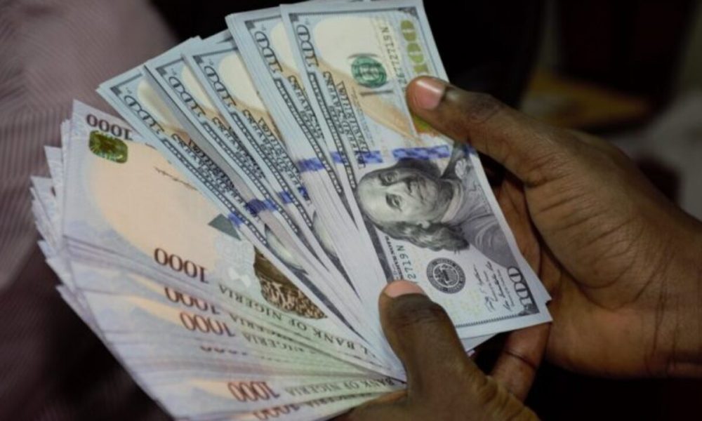 Naira crashes to all-time low on official NAFEM, sells for N993/$1