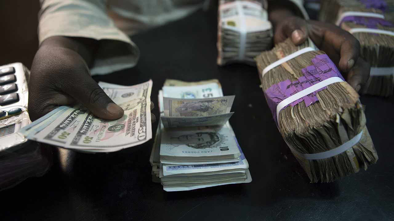 Naira continues to slump at official, parallel market windows