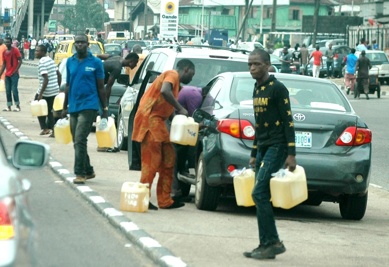 Fuel scarcity hits Abuja as black marketers sell at N1000/L
