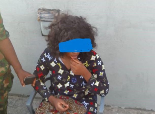 Nigeria Army : Soldiers stop Lagos woman from committing suicide