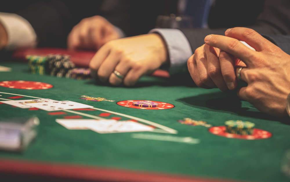 How Live Games in Online Casinos Improved with Technology