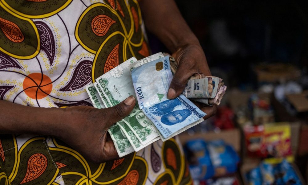 Naira exchange rate worsens at black market, slides to N1517/$1