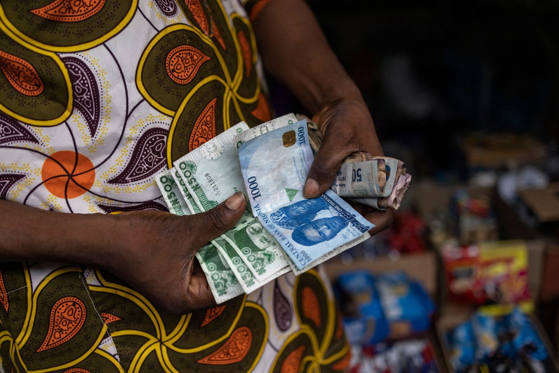 Naira exchange rate worsens at black market, slides to N1517/$1