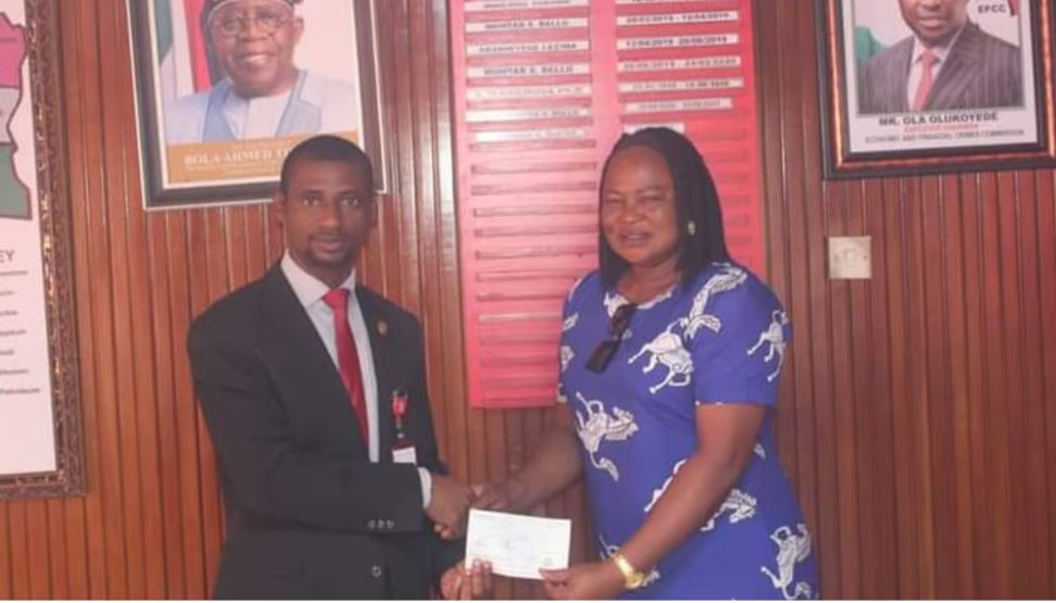 Victim hails EFCC after recovery of over N900,000 from suspected fraudsters