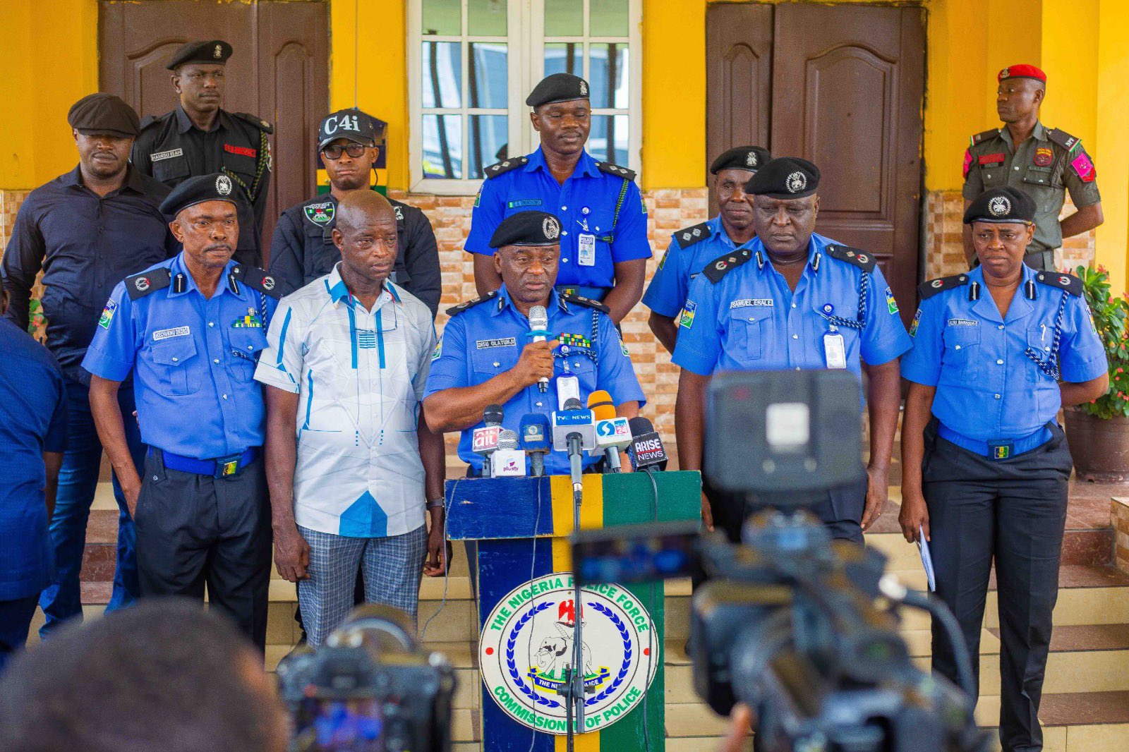 Police arrest car theft syndicate, receivers/sellers of stolen cars, fake Inspector, recover 12 cars in Rivers