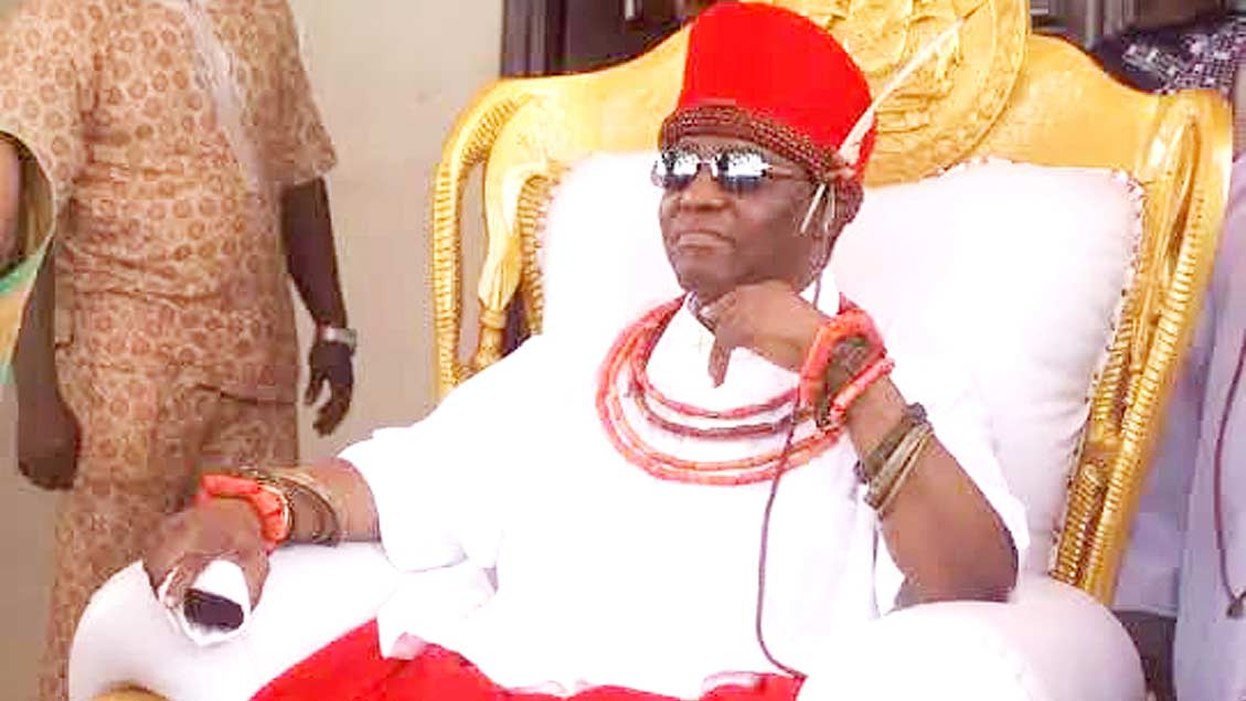 Oba Ewuare II, the Oba of Benin, has suspended six traditional functionaries for pledging loyalty to Ooni of Ife, the Oba Adeyeye Enitan Ogunwusi.