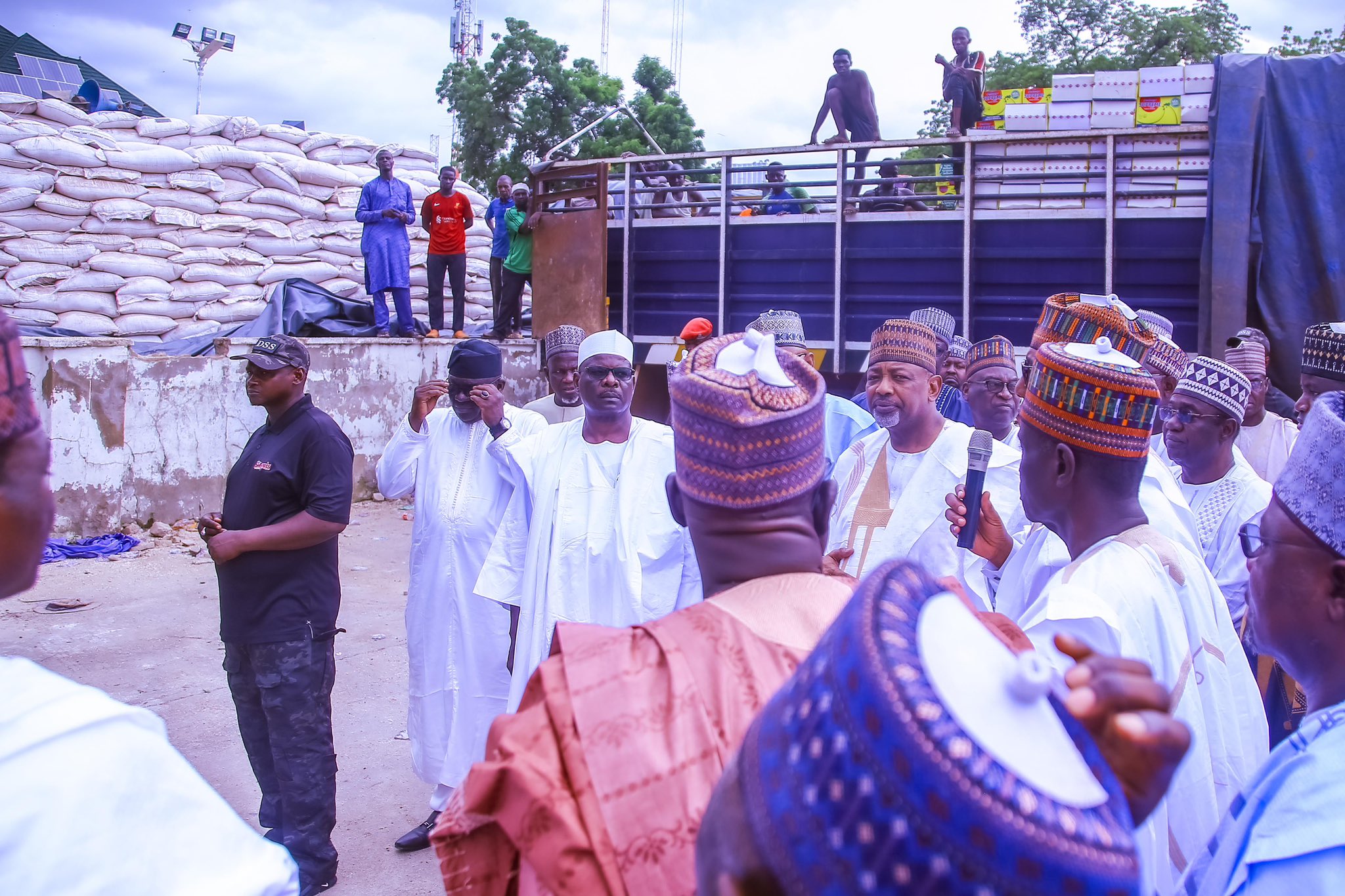 Delivery of 6000 tonnes of food relief