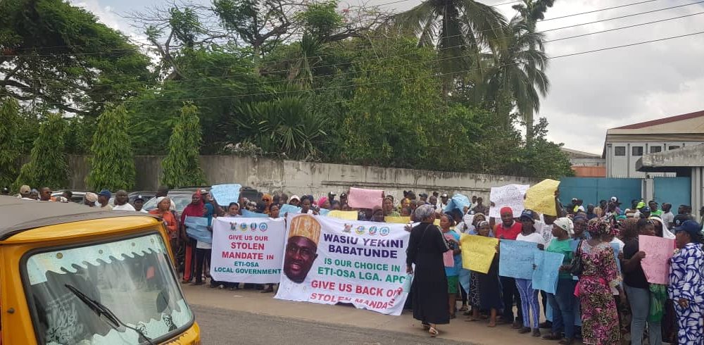 APC primary: Eti-Osa delegates besiege party secretariat,demands justice