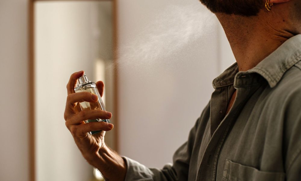 Experts warn against spraying perfume on the neck over hormone risks
