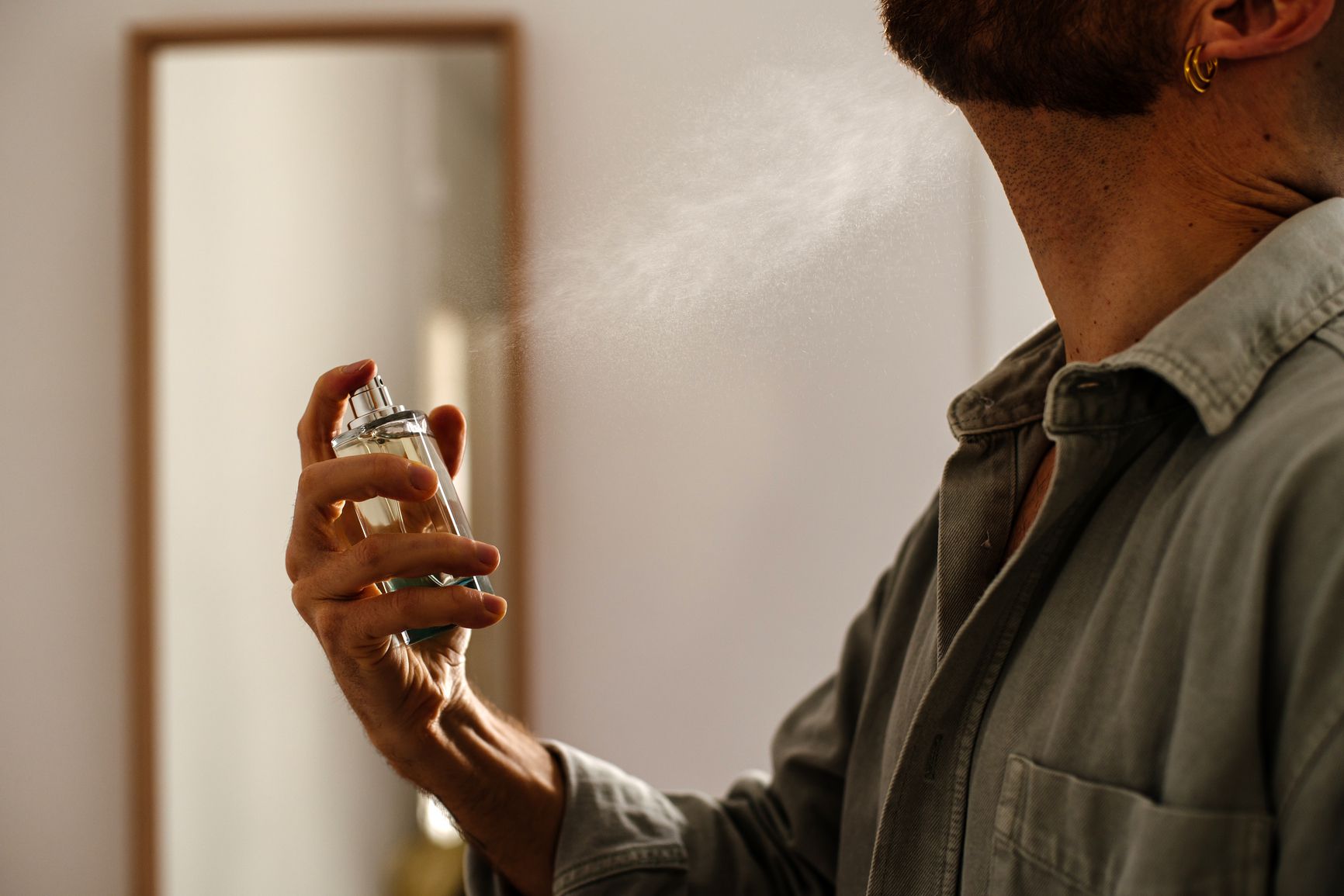 Experts warn against spraying perfume on the neck over hormone risks