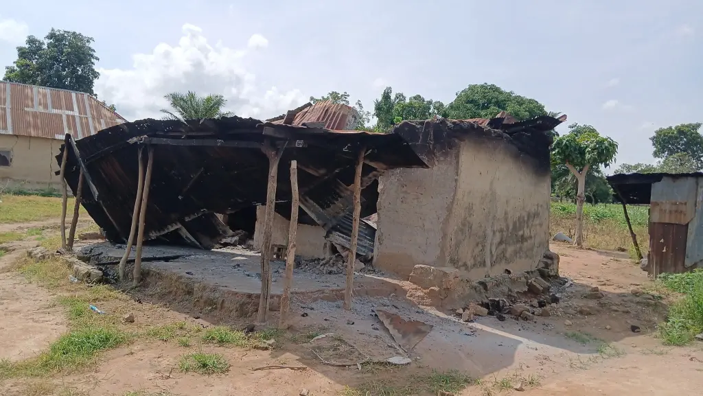 A commercial bus has caught fire on the Third Mainland Bridge near the UNILAG Waterfront, inward Iyana Oworo, disrupting traffic movement on one of Lagos’ busiest routes. Fire Service officials are currently on the scene, making concerted efforts to extinguish the blaze and prevent further damage. The incident has triggered heavy traffic congestion, with the backlog stretching as far as Adekunle, as motorists struggle to navigate the affected section of the bridge. Road users approaching the area have been advised to remain patient while emergency responders continue their work.
