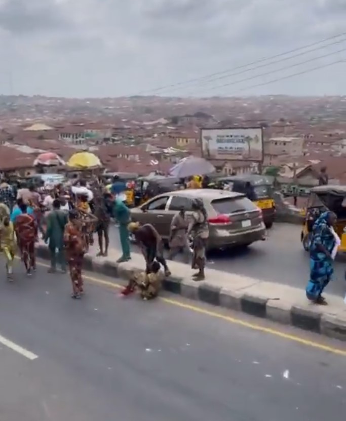 Truck reportedly loses control along Beere–Oja Oba Road, multiple casualties feared (Video)