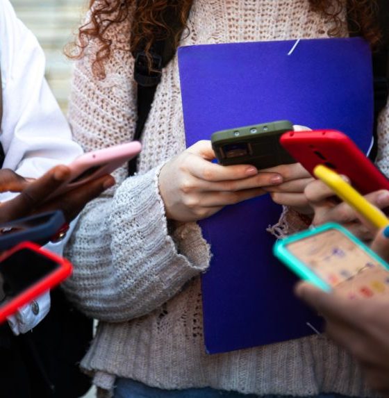 Social media pressure linked to lower happiness in young adults, report reveals
