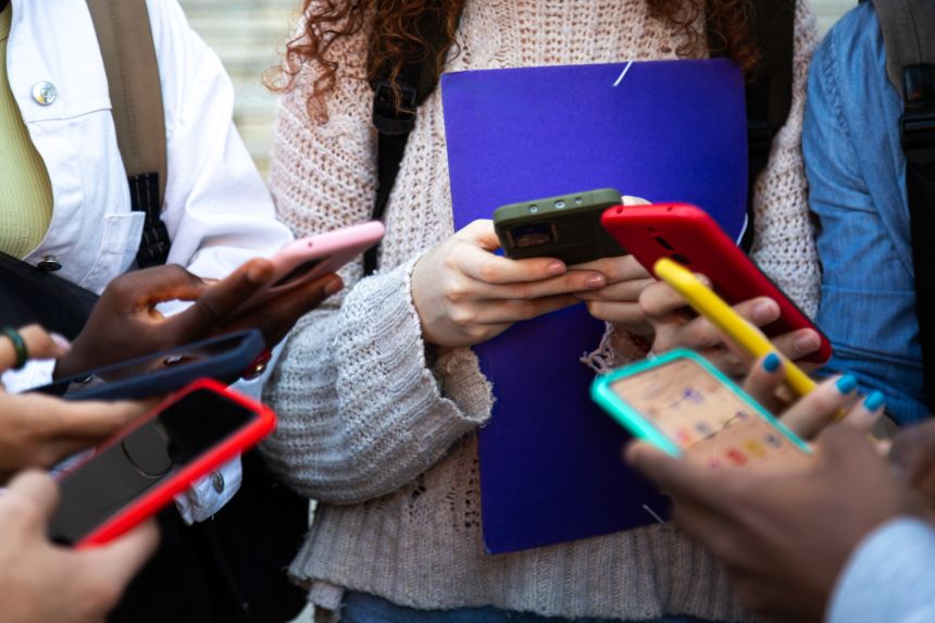 Social media pressure linked to lower happiness in young adults, report reveals