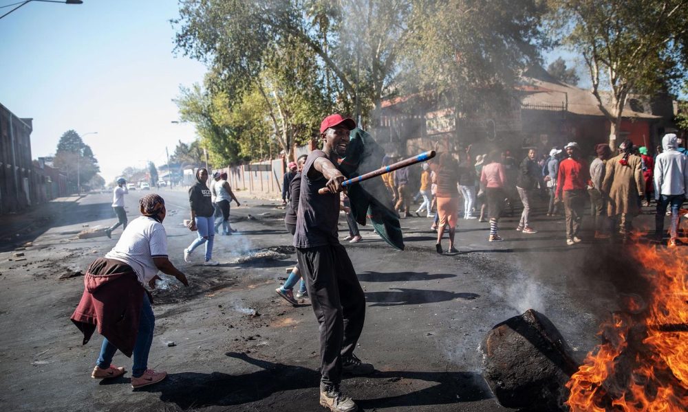 Wave of xenophobic violence sweeps through South Africa (Video)