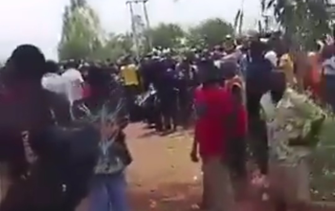 Women tear down military checkpoint in Plateau amid rising insecurity (Video)