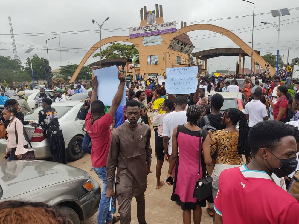 UNIBEN students, youths shut down Benin-Lagos expressway over rising hardship