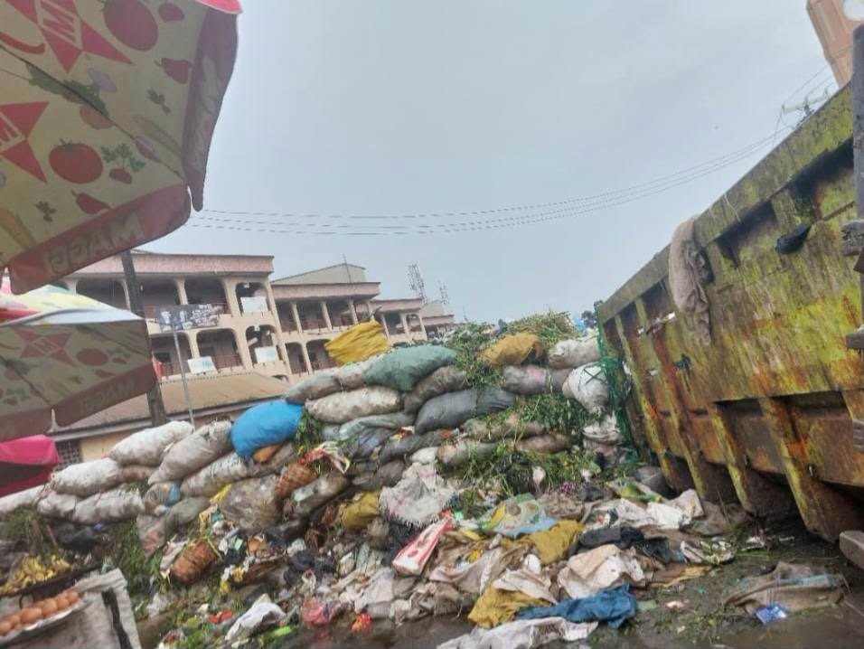 Health concerns mount as refuse overruns Oyingbo Market 