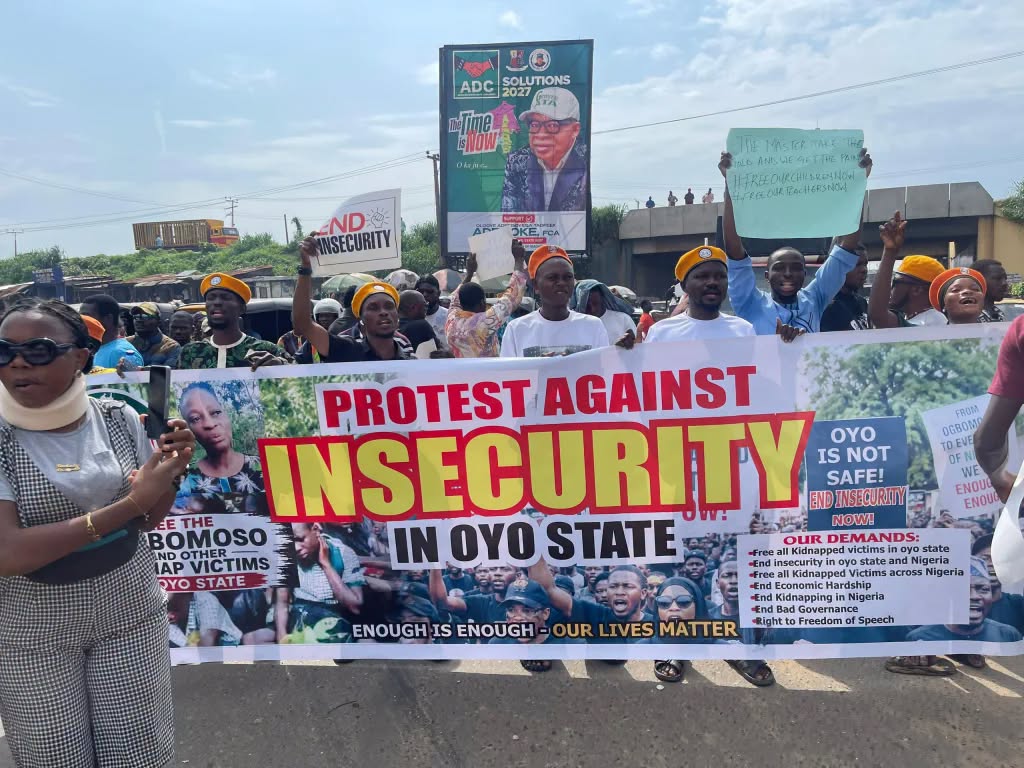 Protesters block Iwo Road over abducted schoolchildren, demand urgent rescue