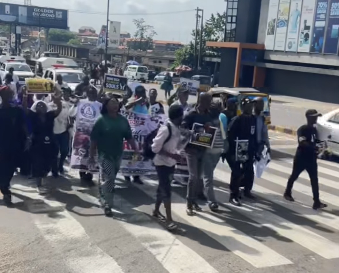 Tears, anger as Ibadan protesters demand freedom for abducted Oriire pupils, teachers (Video)