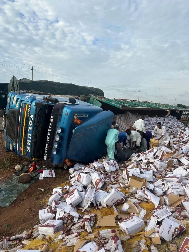 15 killed, 17 injured as truck overturns on Kwara Highway