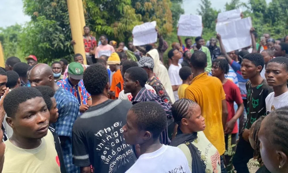 Ogun Polytechnic students block Lagos-Abeokuta Highway over colleague's killing [VIDEO]