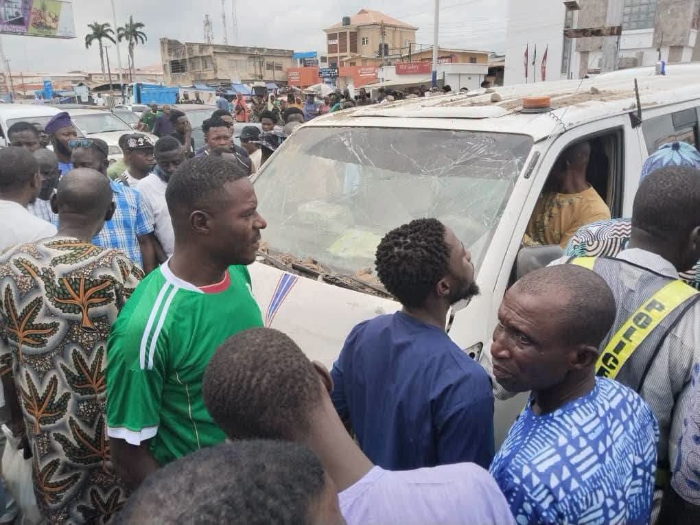 Traders escape disaster as commercial bus crashes into market