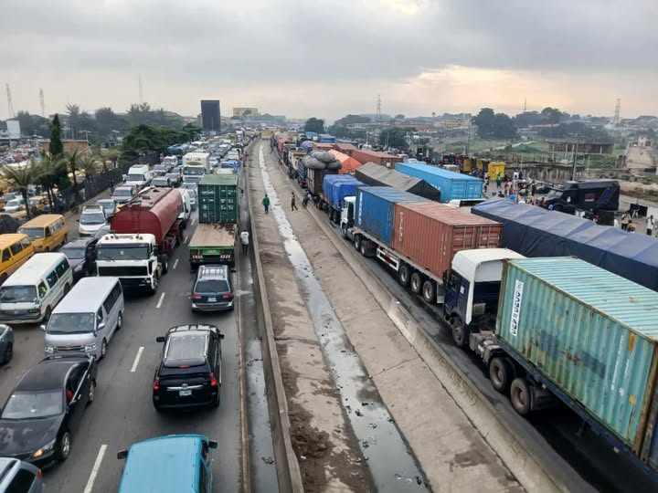 Overturned trailer causes severe gridlock on Lagos-Ibadan Expressway, motorists turn to bush paths