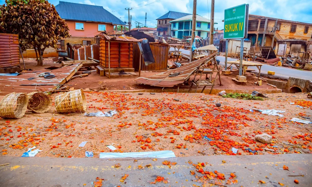 Osun poll: Chaos in Ejigbo as voters, INEC officials run for safety