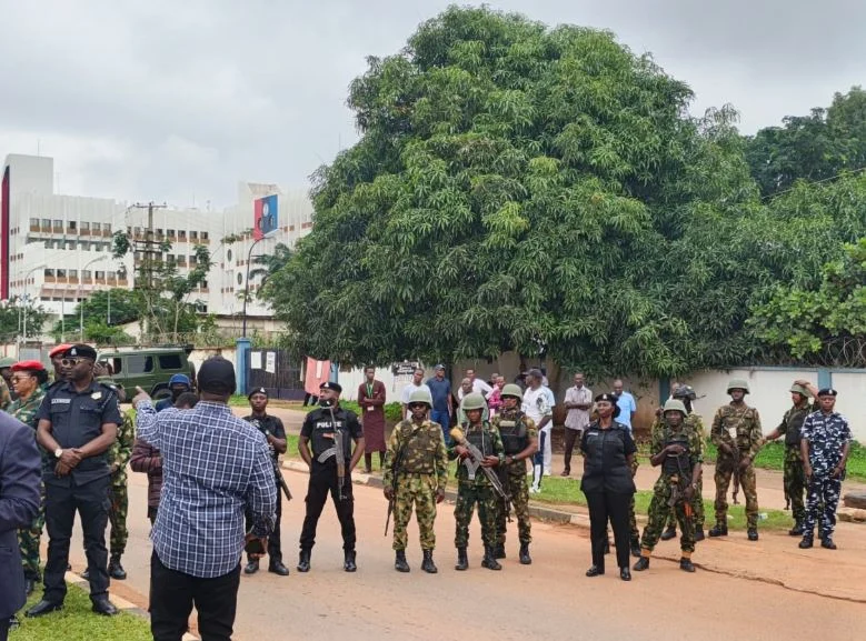 Soldiers block ex-servicemen’s pension protest at Defence Ministry