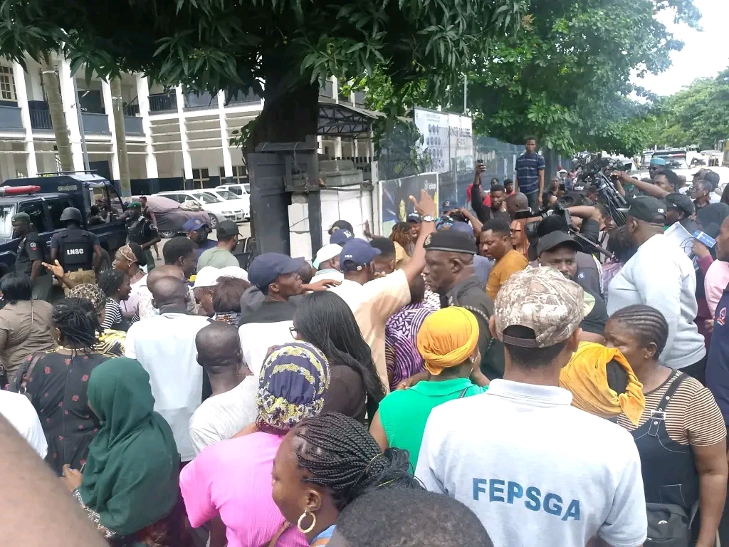 King’s College concession: Education workers block Alausa, demand halt to deal [VIDEO]