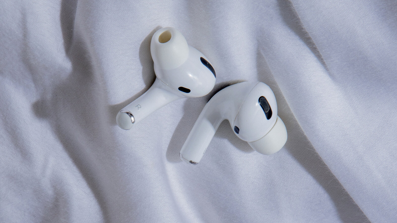 Sleeping with Earbuds may cause hearing damage, ear infections, experts warn