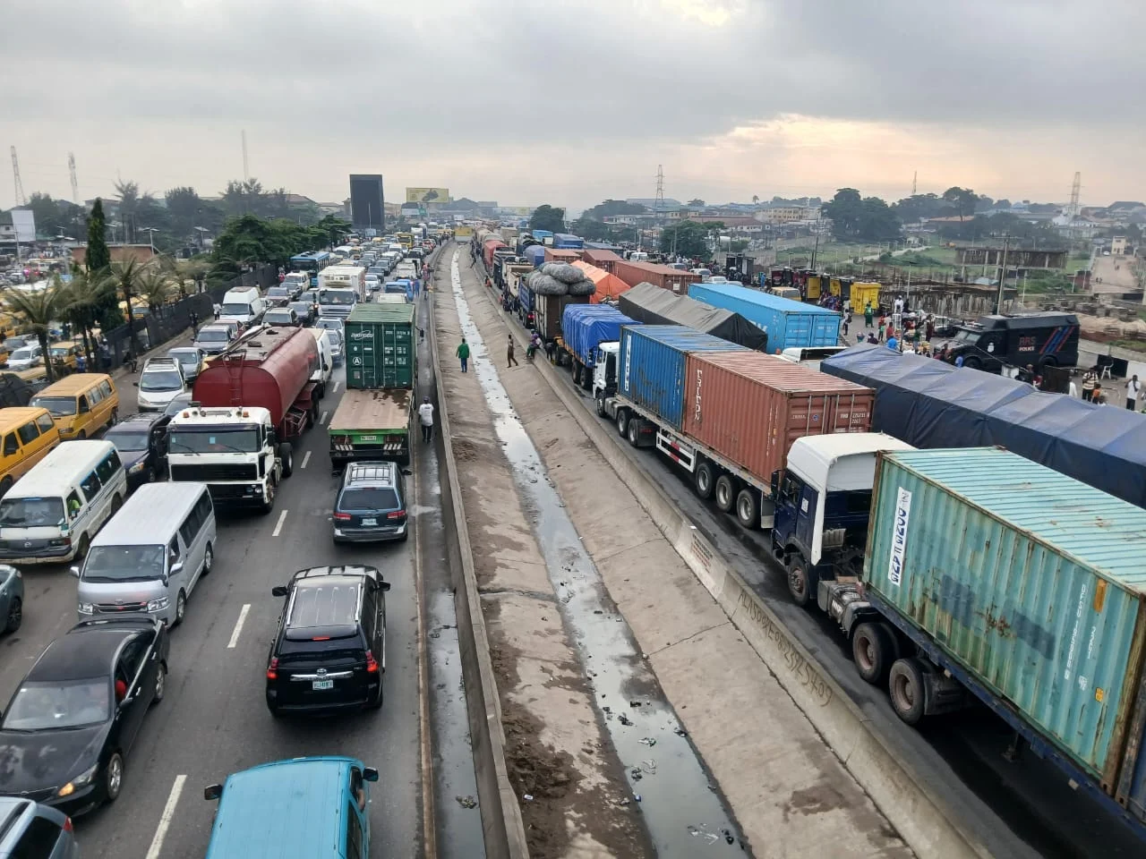 Lagos-Ibadan expressway remains blocked as gridlock sparks robbery fears