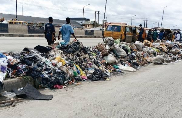Lagos waste crisis deepens as refuse heaps return to streets, roadsidesLagos waste crisis deepens as refuse heaps return to streets, roadsides