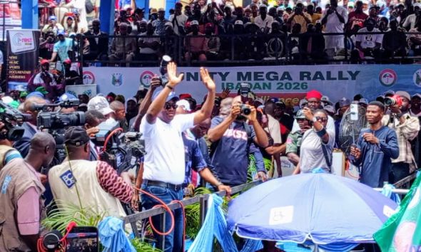 EXTRA: ‘If they can do that, vote for them’ — Makinde jumps off stage in Ondo