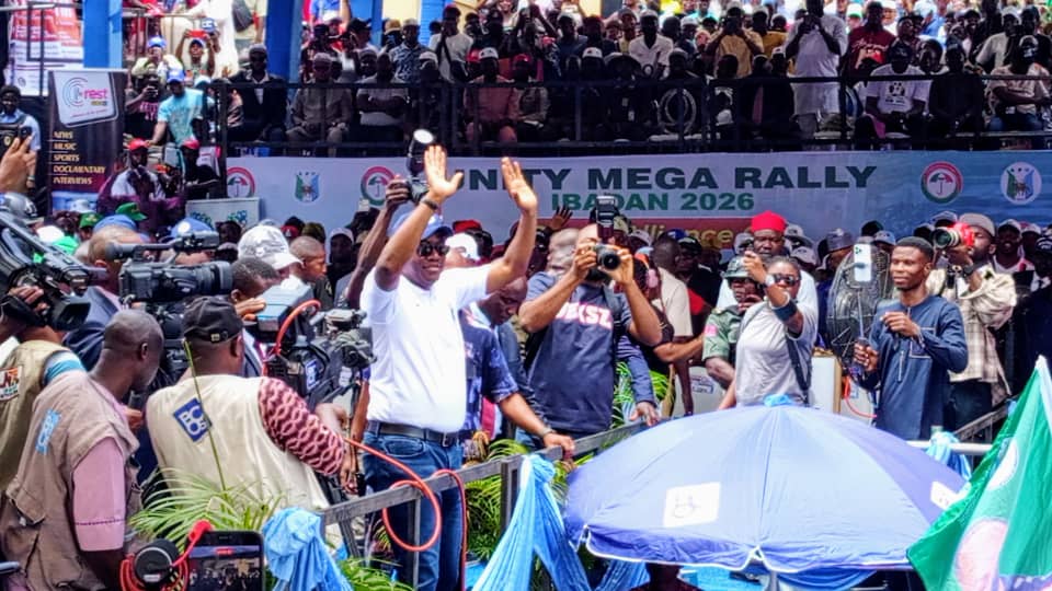 EXTRA: ‘If they can do that, vote for them’ — Makinde jumps off stage in Ondo