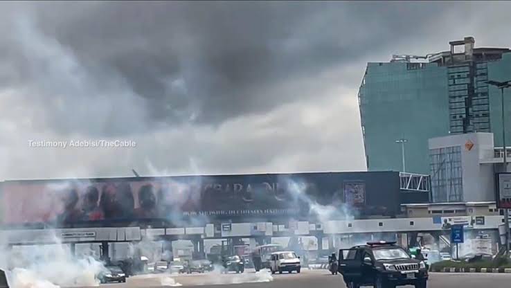 Police fire tear gas at #EndSARS anniversary gathering at Lekki toll gate [VIDEO]